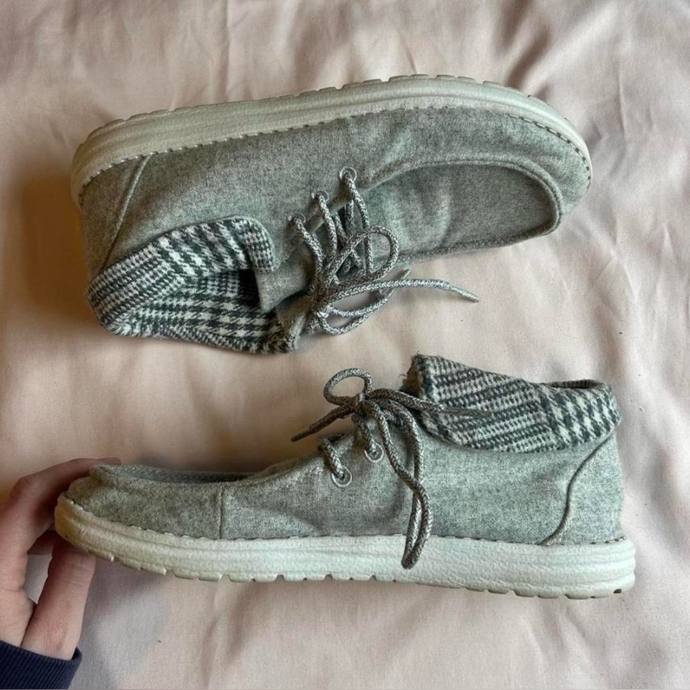 Gray Plaid High-Top Moccasins/Slip-Ons – Size 7